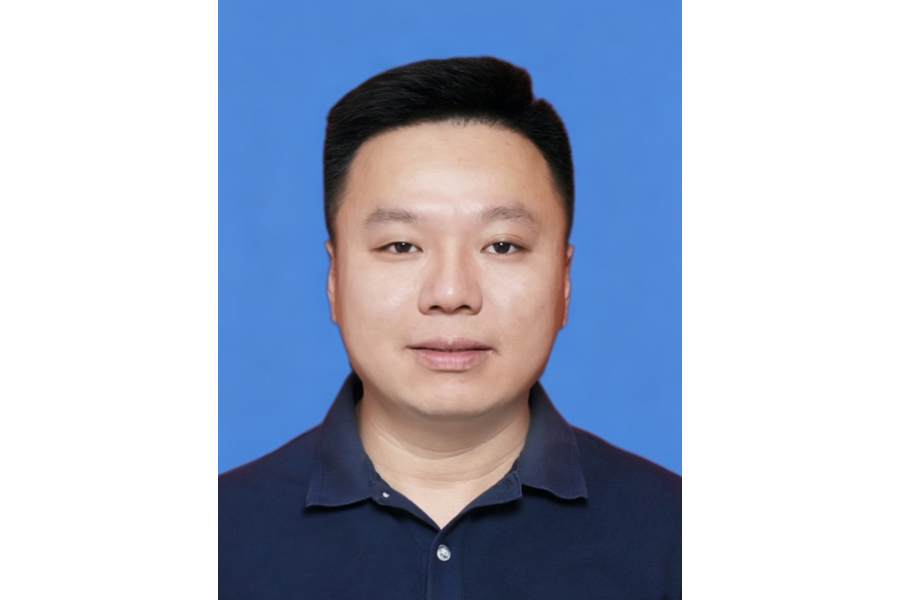 龙犇 党总支书记
